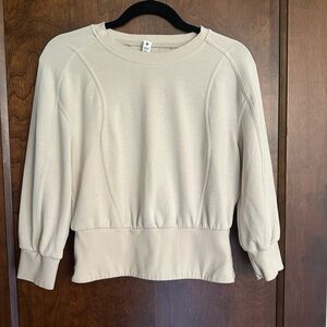 Women’s size 6 Lululemon softstream cropped crew neck in ivory